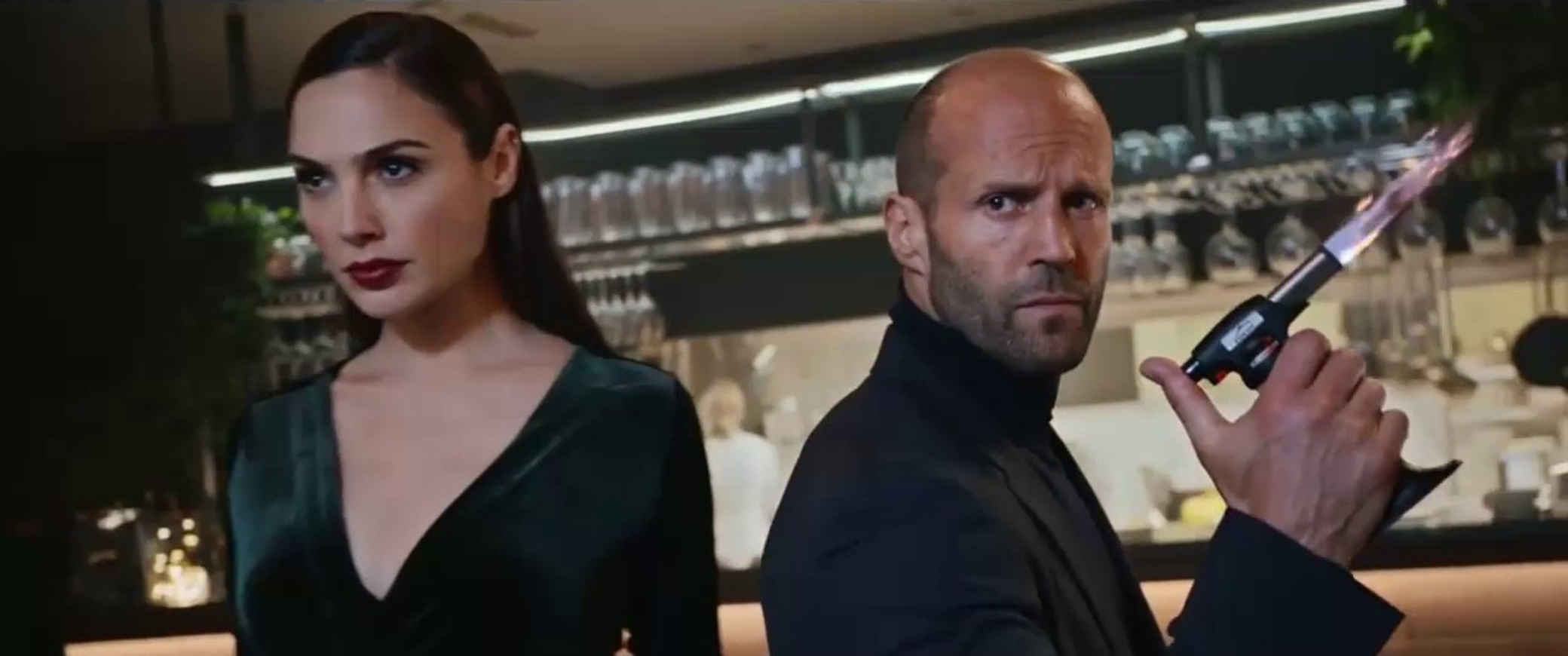 Jason Statham en Gal Gadot meppen restaurant aan gort in explosieve - Gal Gadot Jason Statham Movie
