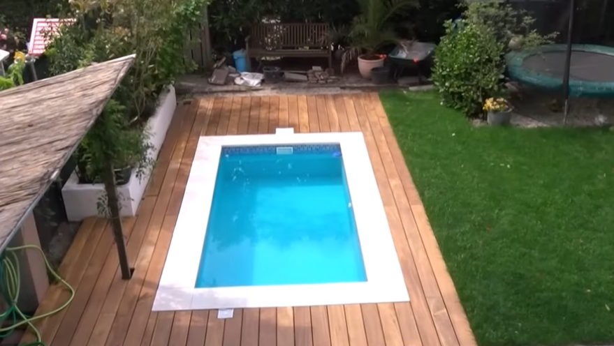 groentje Nat publiek Handige vrouw bouwt zelf een zwembad in de tuin - FHM