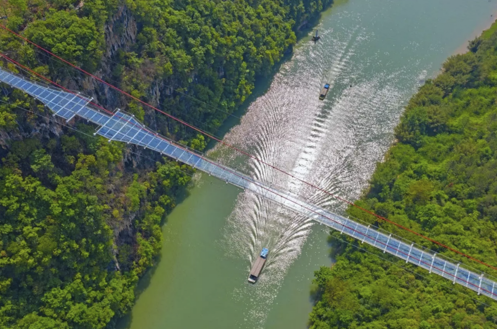 In China is de langste glazen brug ter wereld geopend - FHM