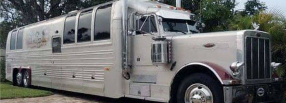 Deze brute Amerikaanse truck is omgebouwd tot super-de-luxe camper