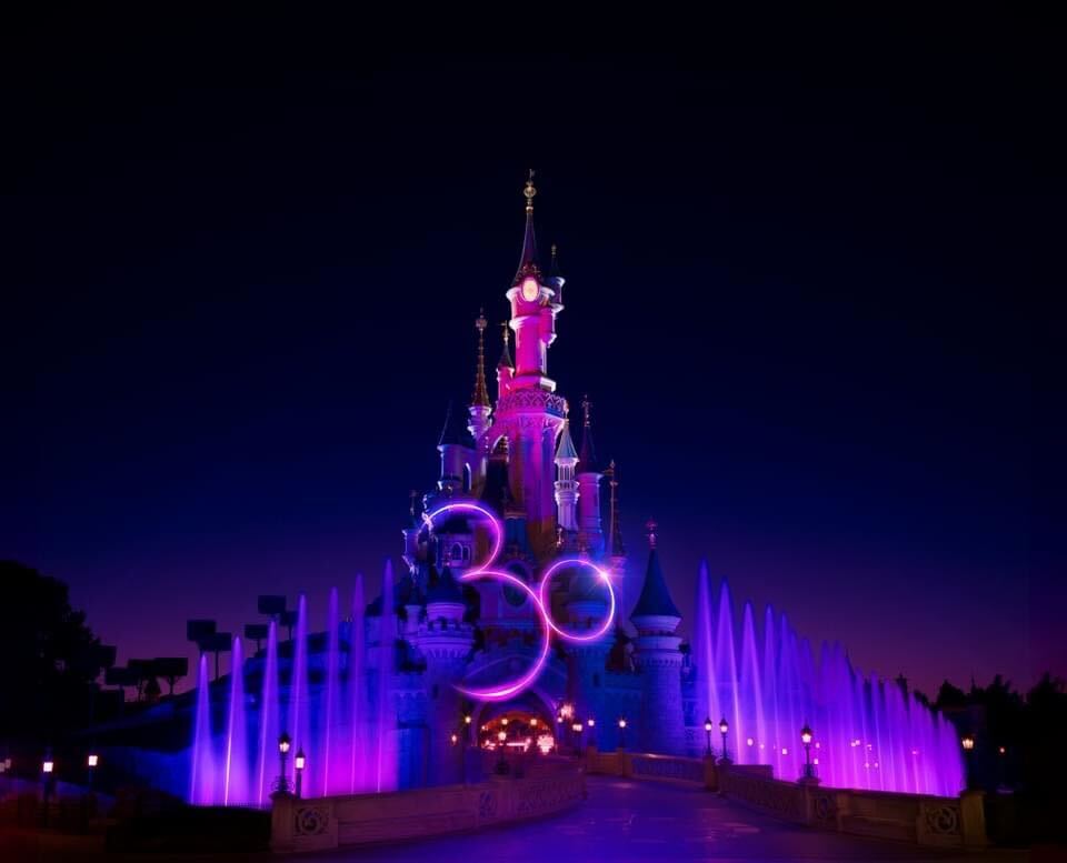 Disneyland komt met speciaal ontworpen logo voor hun 30e verjaardag