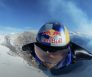 Red Bull-wingsuitvlieger vliegt in en uit een actieve vulkaan