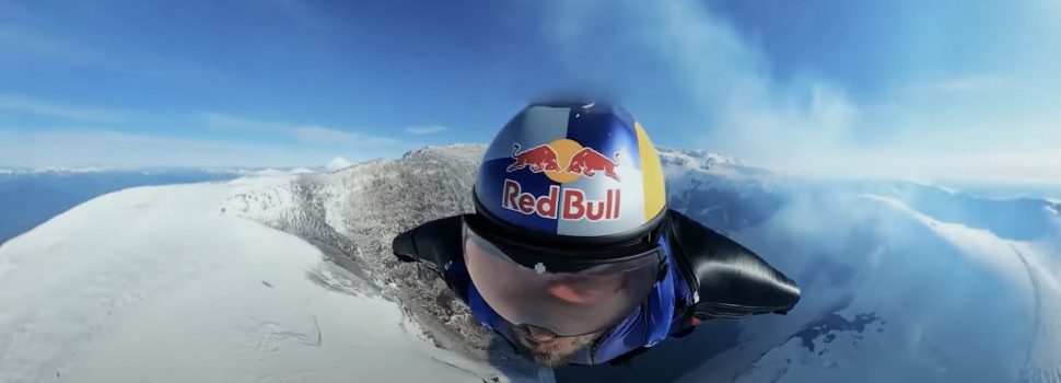 Red Bull-wingsuitvlieger vliegt in en uit een actieve vulkaan