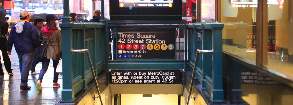 Robot gaat ons beschermen tegen het kwaad in metrostation New York