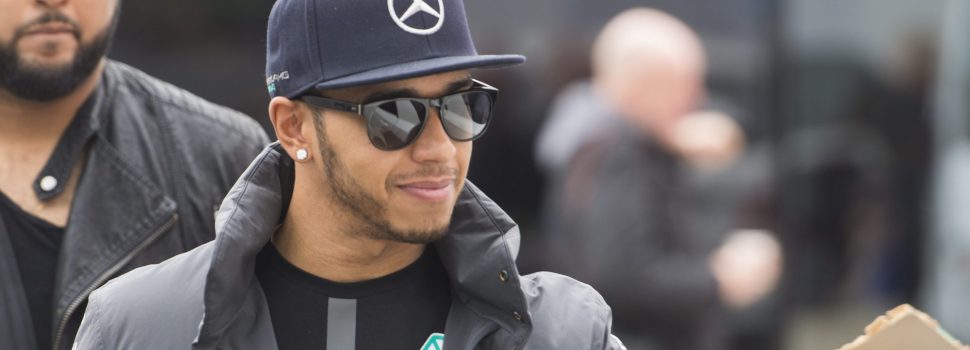 Lewis Hamilton verrast en maakt in 2025 de pikante overstap naar Ferrari, internet reageert